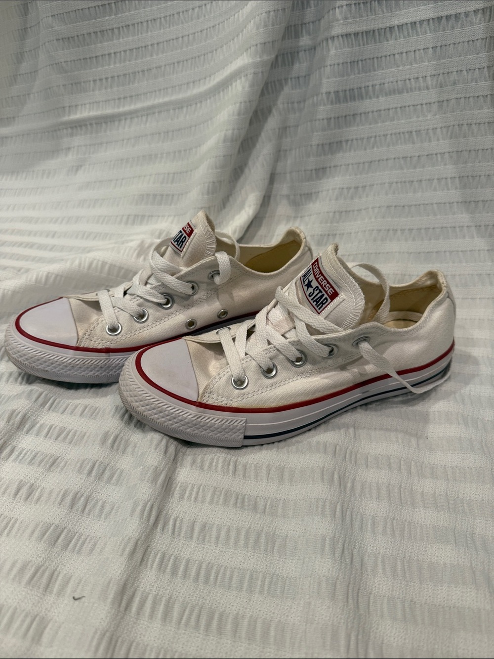 Men’s 4/Womens 6 white converse all stars